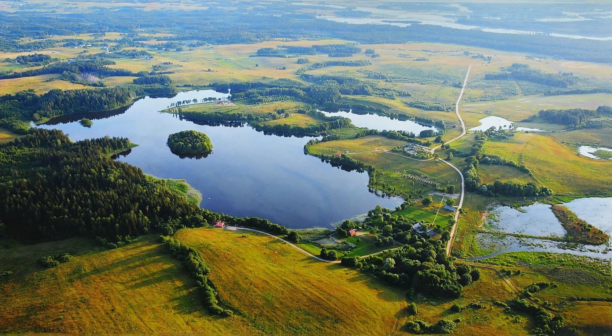 Švaituto ežeras ir sodybos apylinkės iš paukščio skrydžio