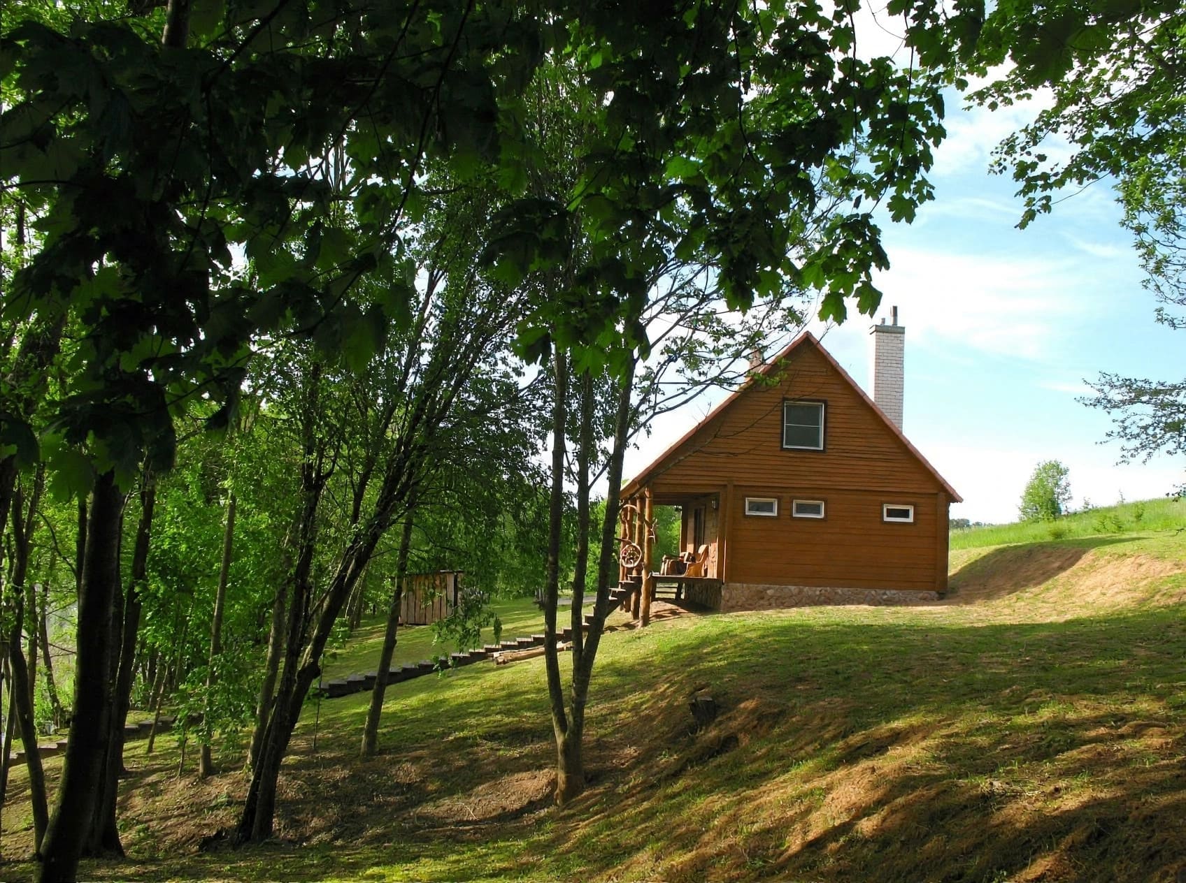 Antrasis namelis tarp medžių